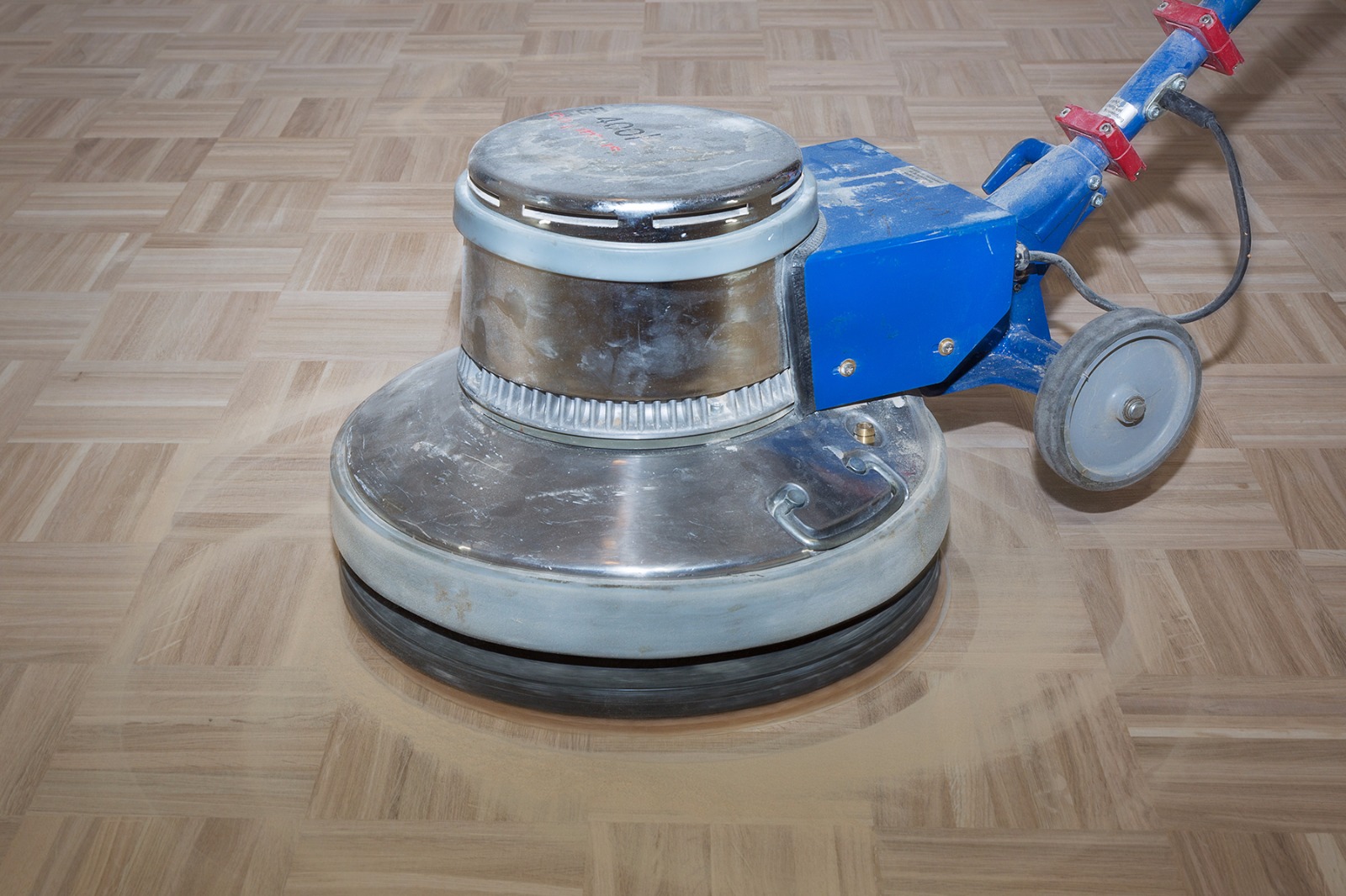 Detailaufnahme einer Einscheibenmaschine auf Parkett